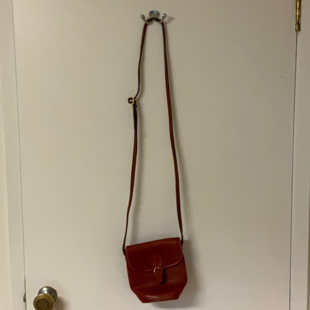 Red Crossbody Bag with Classic Leather Craftsmanship - Picture 4 of 4